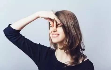 what！？“香”艷的美女成了辦公室污染源，甲醛治理非常必要！