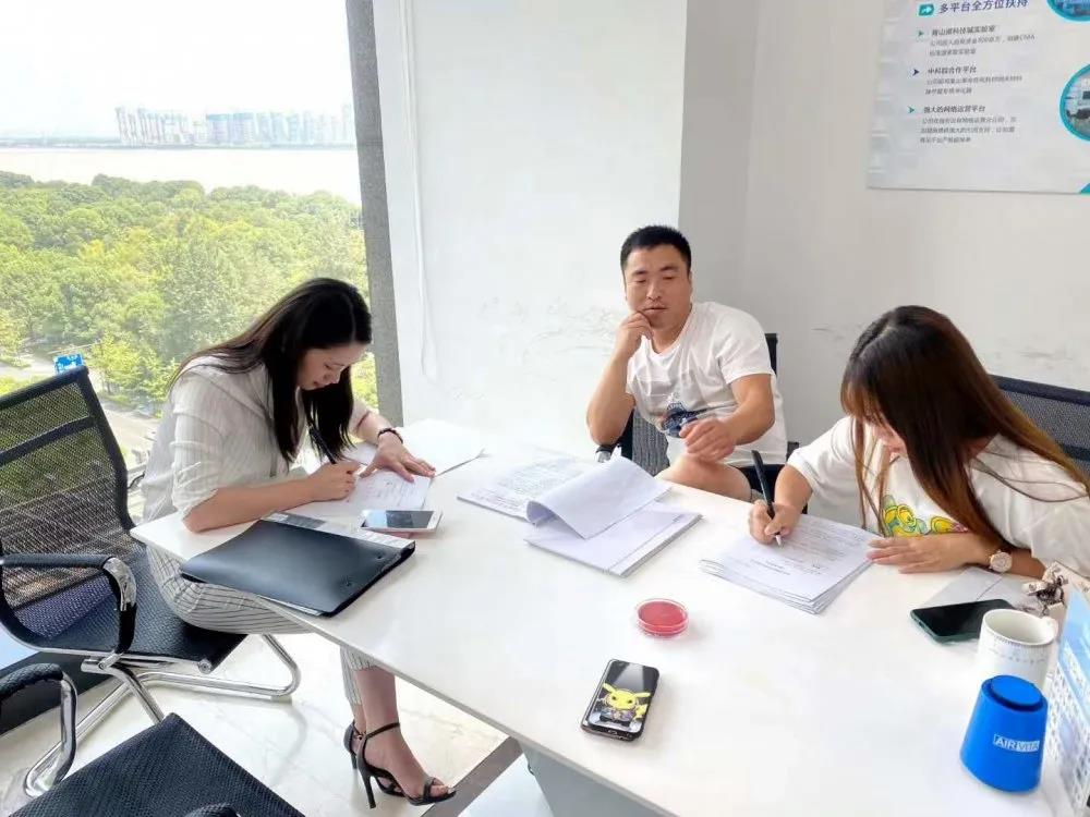熱烈祝賀高總夫婦簽約創綠家河北省張家口市區級代理！